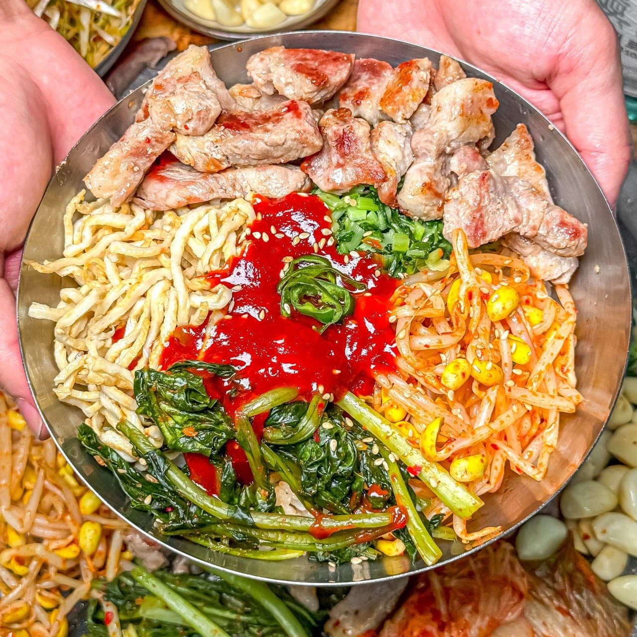 구운 고기와 나물, 고추장을 색색으로 올린 심원 정성 비빔정식 한 그릇