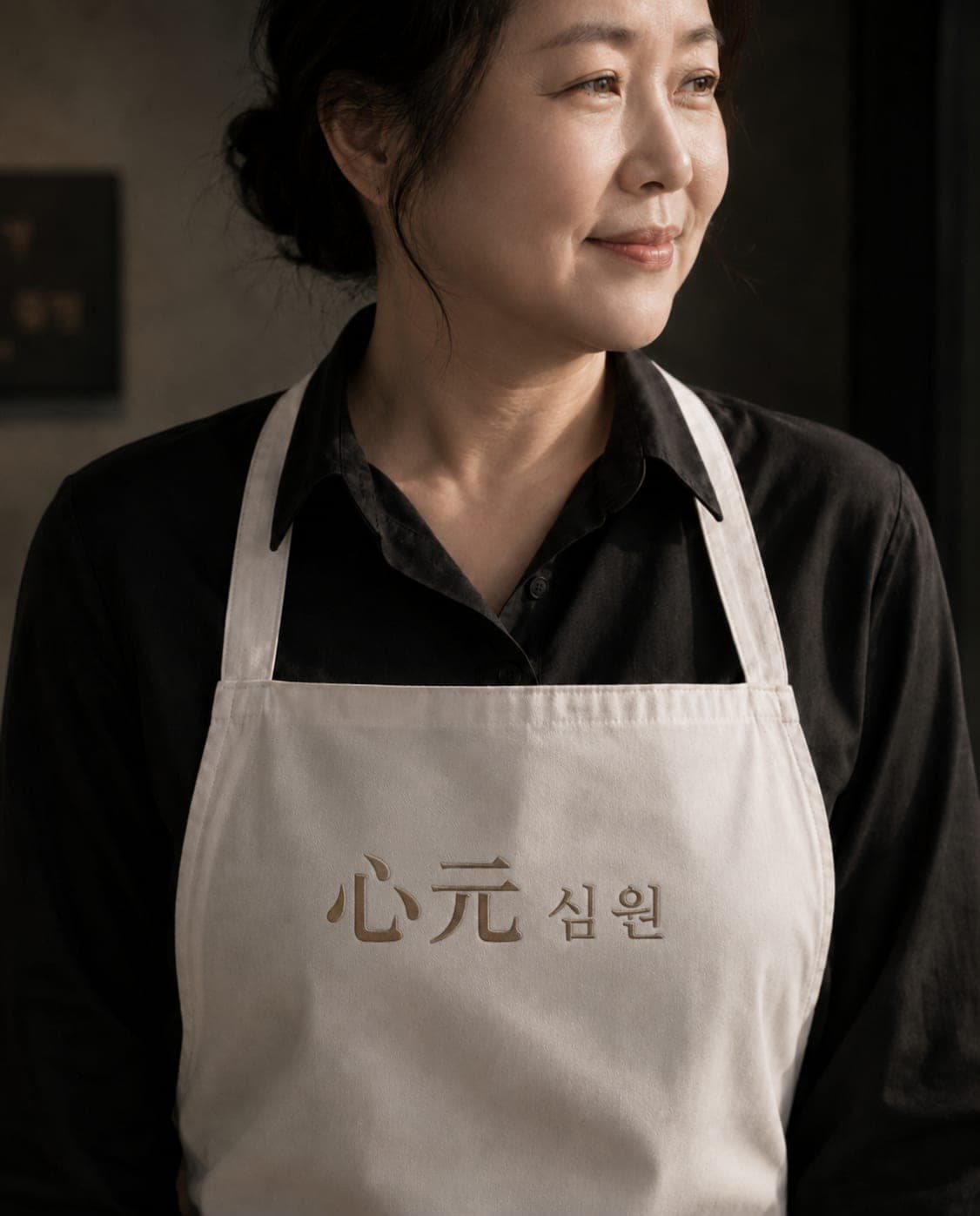 심원 로고가 새겨진 앞치마를 두르고 고기를 손질하는 회현역 숯불구이 심원 정육 담당자